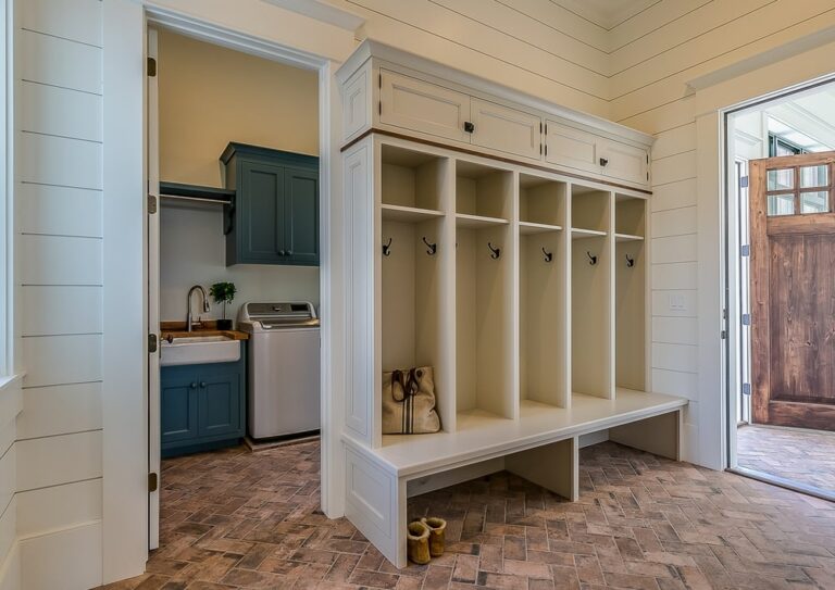 Mudroom Bench Dimensions and Guidelines (with Photos) | Bienal Closets