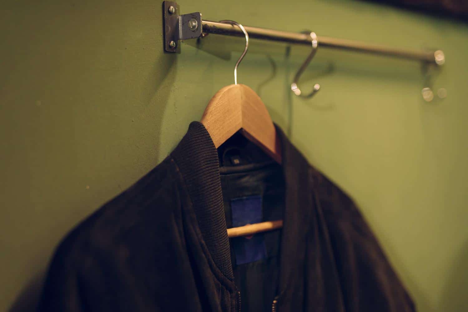 Wall-Mounted Hanging Rails 1 Wall-mounted hanging rails
