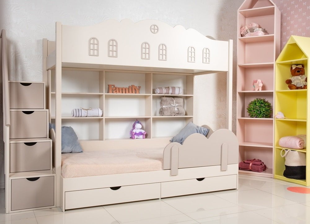 Kids bunk bed in a kids room with small shelves