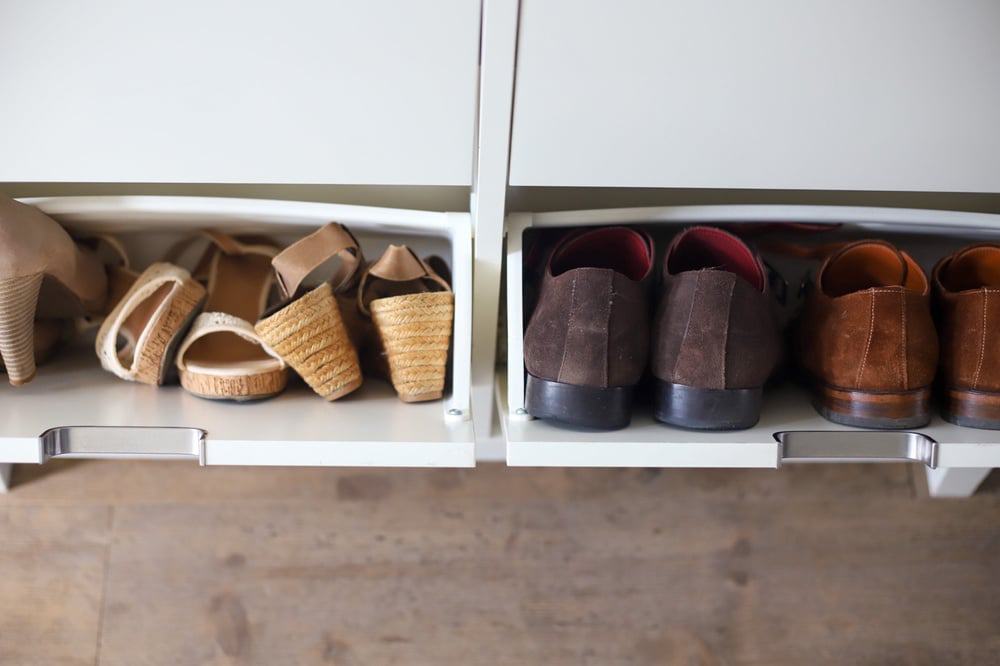 Open shoe organizer with shoes inside